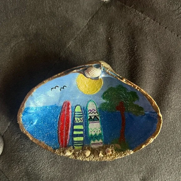 Hand-Painted Seashell with Surfboard Design - Picture 3 of 3